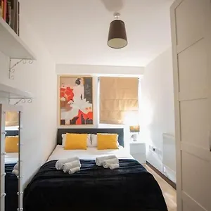 Lovely 2 Bedroom Overlooking River Thames Apartment