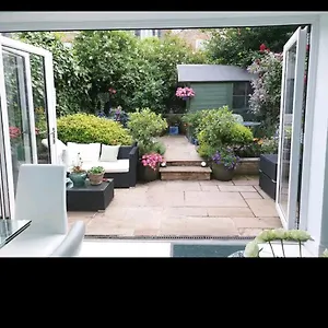 Homestay Homestay, Upmarket, Wimbledon & Southfields; Beside Tube; London