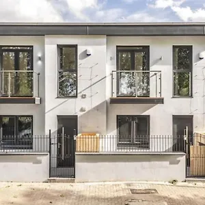 Modern Majesty 3 Bed 3 Bath House In Holiday home *
