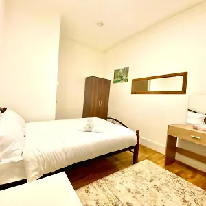 Beautiful Two Bedroom With Free Car Park In Apartment *