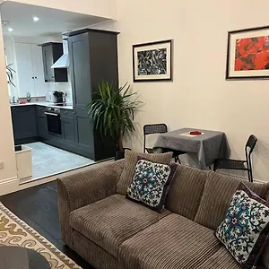 Modern And Spacious 2 Bedroom Flat Near Shoreditch Apartment