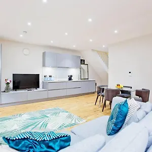 F1 Outstanding 1 Bed Duplex * London