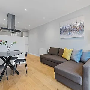 Apartment Entire 2 Bed Flat With Private Garden, Minutes Walk To Elizabeth Line