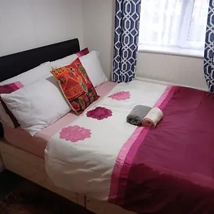 Holiday home Shepherds Spacious House 4-beds Romford