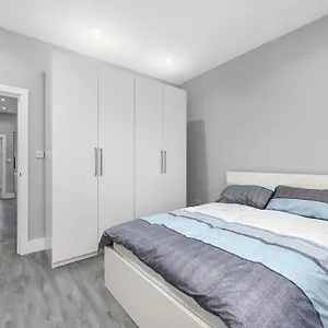 Your Cosy Modern 3 Double Bedroom - Fully Furnished - 5 Mins Walk To Stn