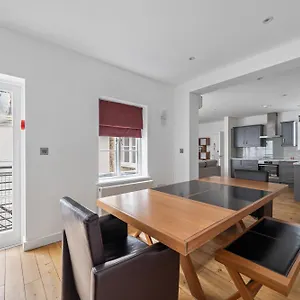 Stunning 2 Bed 2 Bath With Air Con + Garden Apartment