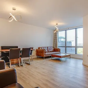 2 Bed In West Hampstead Apartment *