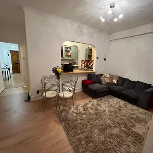 Double Bedroom In Chelsea Homestay