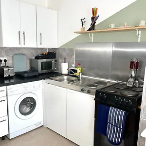 Comfortable And Convenient 1-bed In * Romford