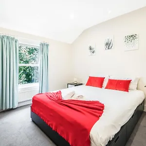 Pass The Keys Cosy Elegant Shepherds Bush Flat London