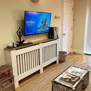 Chic, Relaxing Just 18 Mins Into The Apartment
