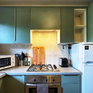 Tom Place In Mile End - 2 Double Beds, 1 Bunk Bed, Max 6, Spacious, Ideal For Families *