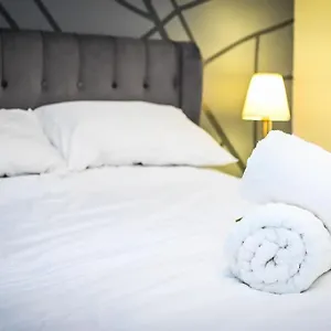Apartment Jazzy 2br Crib - Parking, Wi-fi & Private Garden