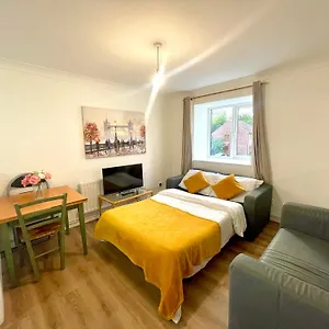 2 Bed Flat Privite In Canada Water *