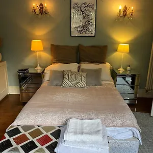 Homestay Dawn And Dudley The Sausage Dog's Parkside London