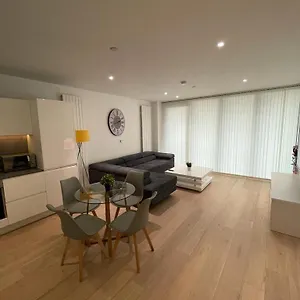 2bed Royal Wharf Apartment