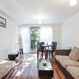 Apartment Bright & Immense 2 Bdr Flat Near Excel Center London