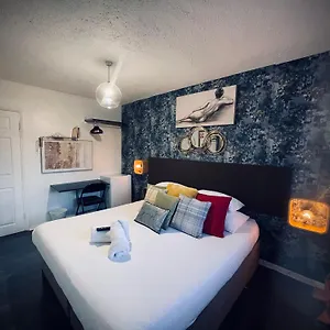R1 Superking Sized Bed & 65