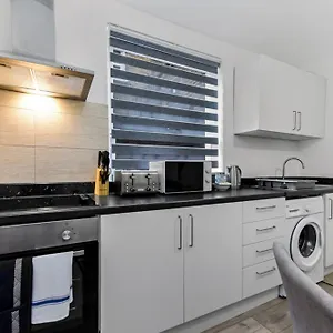 Apartment Stylish And Convenient 2bd Flat W/ Outdoor Space