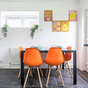Uksas Two Bed House Free Parking * Redbridge