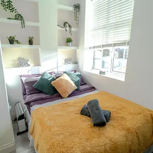 Hendon 2 Bed 20 Minutes To London Apartment