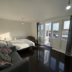 Guest house Large With Balcony Overlooking *