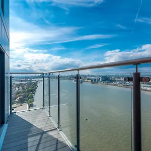 Apartment Skyvillion: Thames View Near Attractions