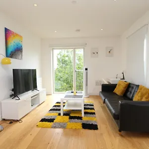 Spacious & Modern 1 Bedroom Close To Station In E16 Apartment *