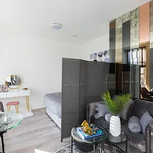 Trendy And Spacious Near Notting Hill 1