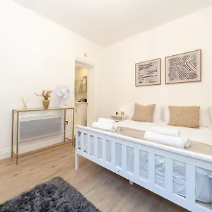 Kensington Luxury Flat With Patio London