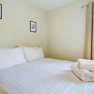 Spacious & Modern 2 Bed Sleeps 5 In Walthamstow * London