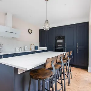 Onsitestays New Large Modern 4 Bed, Parking, Wifi, 2 X Bathroom Chalet *