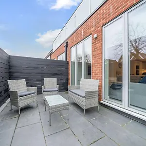 Amazing 3 Bedroom Flat In The Heart Of Wimbledon London