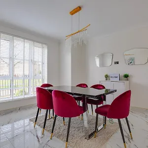 Modern 5 Bedroom House With Free Parking. Only 30 Mins To Bond Street Holiday home Stanmore (Greater London)