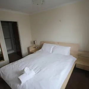 High Gable House -four Bedrooms Holiday home Hillingdon