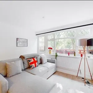 Modern 4 Bedroom In Kings Cross With Garden Holiday home London