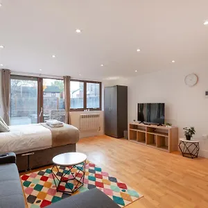 Charming Flat In Kingston Kt2, London