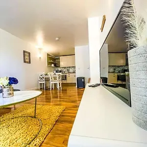 Apartment Central + Gym + Pool + Parking *