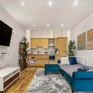 Apartment Vibrant 2-bed By Bow London