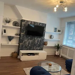 Flat In White - Westfield Apartment *
