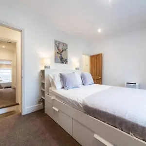 Charming Period Near Surbiton With Garden Holiday home London