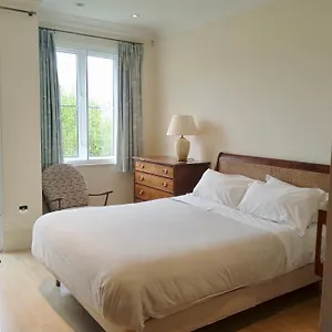 Beautiful Apartment With Underground Parking, Balcony In Kew, Richmond London