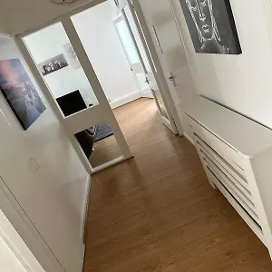 Cosy 2 Bedroom In South West Apartment