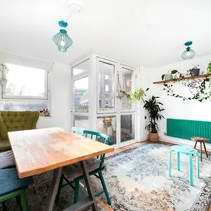 Cozy 1-bedroom Oasis With Balcony In London's Heart *