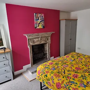 Apartment Entire Ground Floor Flat, Free Off-street Parking And Large Garden