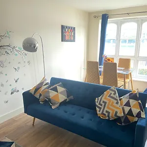 Waterfront Canary Lodge: Cozy 2-bed With Wi-fi & Parking London