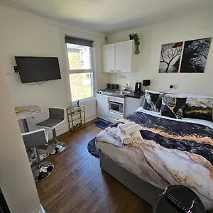 Apartment Tiny Studio, 30 Min To St. Pancras, North London