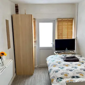 Guest house At Eej *