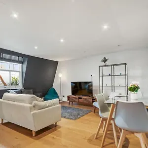 Modern 2 Bed 2 Bath Chelsea