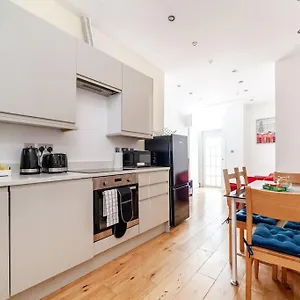 Spacious Retreat 2-bed In Popular Camden Town
